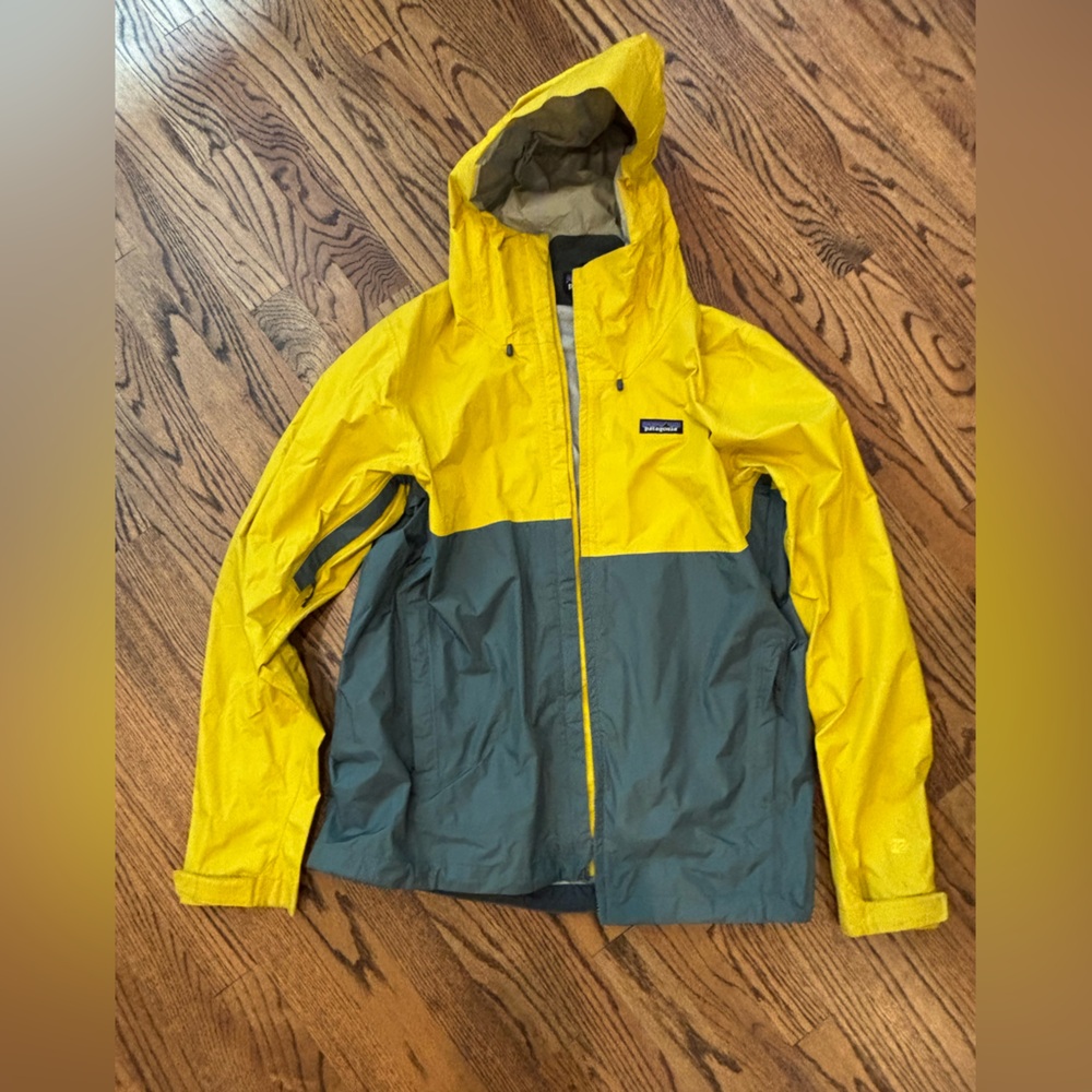 Men’s Patagonia rain jacket. Slight staining in two locations. Size: M